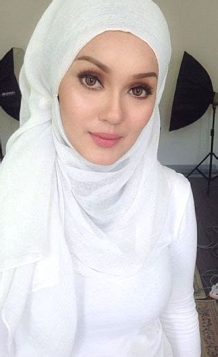 Foto Cantik Dan Stylish Gaya Hijab Aktris Malaysia Uqasha Senrose