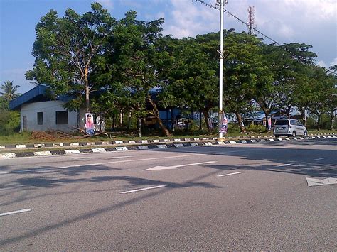 ˈkuˈala ˈtəˈrəŋˈganu), often abbreviated as k.t., is a city, the administrative capital, royal capital and the main economic centre of terengganu, malaysia. Tanah Tepi Jalan Taman Semarak Kuala Terengganu