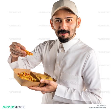 بورتريه لرجل عربي سعودي خليجي يحمل بيده طبق من البطاطس المقليه تناول وجبة طعام غير صحيه خدمات