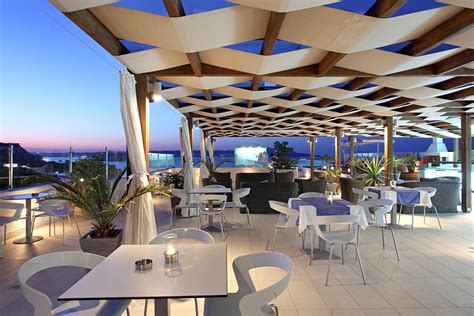 Rooftop garden design ideas to adding fresh your home. hotel roof garden - Google Search | Rooftop restaurant ...