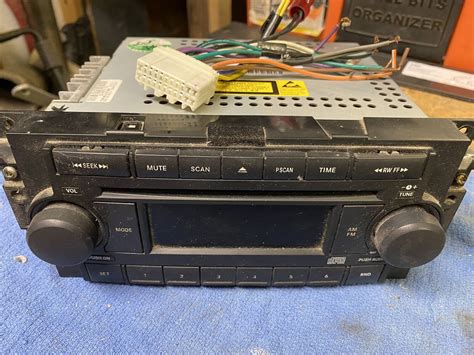Chrysler Dodge Jeep Radio Cd Player Stereo P05091710af Used Working