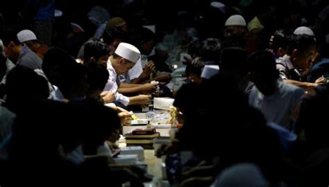 Photos Hundreds Muslim Break Fast At Istiqlal Mosque