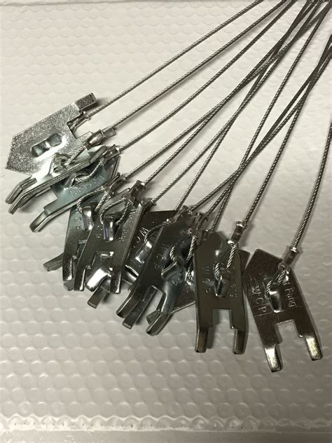 12 WOLF FANG HEAVY DUTY EARTH ANCHORS 12 STAKES TRAPS TRAPPING SNARES