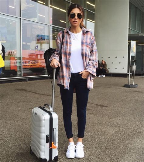 Pin By Mariana Caparros On Muoti Airport Style Travel Outfits