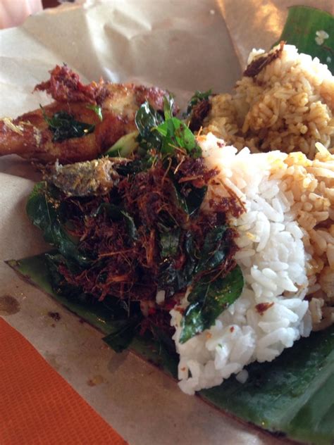 Di tempat ini menjual tiga jenis menu seperti nasi kukus ayam. Tempat Makan Sedap Di Malaysia: 7 Nasi Kukus Ayam Berempah ...