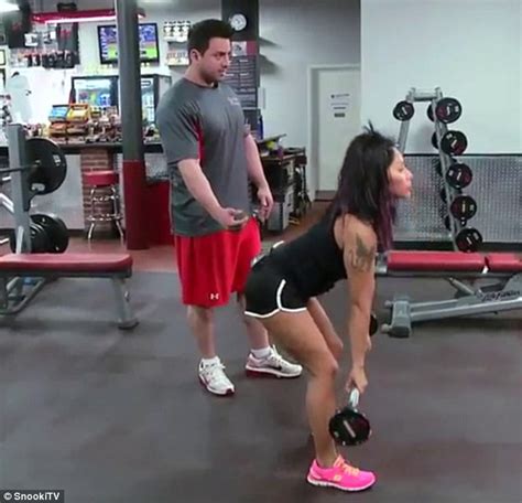inside snooki s 50lb weight loss jersey shore star flexes her muscles and shows off her slim