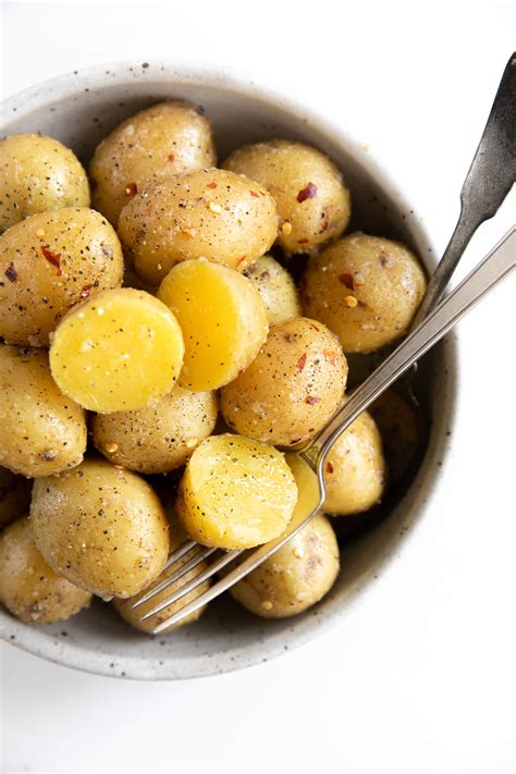 For a little heat, add a small pinch of crushed red chili flakes. Garlic Butter Boiled Potatoes Recipe (How to Boil Potatoes ...