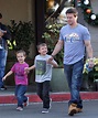 Mark Wahlberg Takes His Smiley Sons to Lunch | Famosos, Chicas y Padre