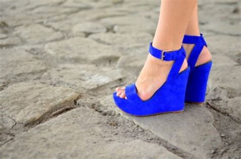 Hiasan yang melekat terlalu banyak dan berlebihan mampu memberatkan. Wanita Yang Bertubuh Mungil , Elakkan 10 Jenis Kasut Ini ...