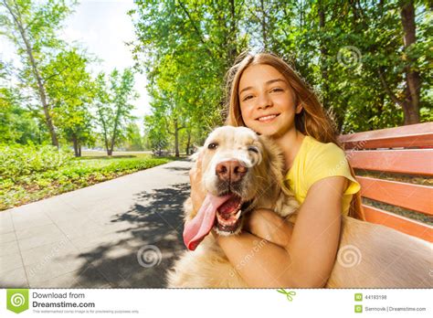 Retrato Cercano Del Adolescente Con El Perro Feliz Foto De