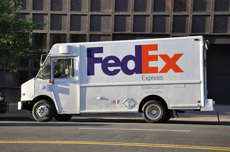 Открыть страницу «fedex» на facebook. さりげない工夫がなされたロゴマーク | FedEx（フェデックス） | ロゴ作成デザインに役立つまとめ