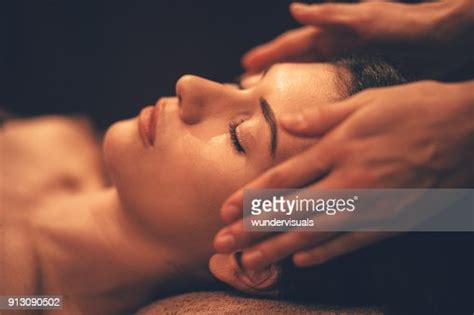 Jeune Femme Pour Massage De La Tête Au Salon Spa De Jour Photo Getty