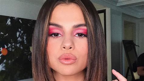 How To Copy Selena Gomezs Pink Eyeshadow Met Gala Look Galore
