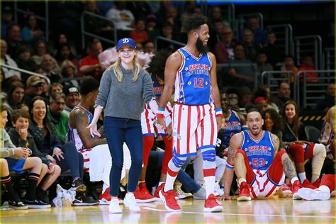 Reese Witherspoon Shows Off Dance Moves At Harlem Globetrotters Game Photo 4240569 Jim Toth