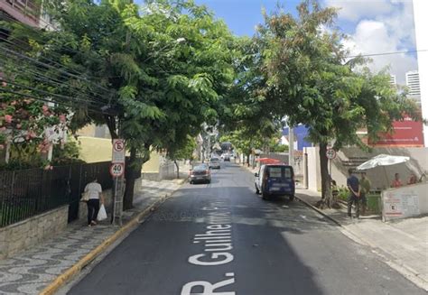 Obra emergencial em tubulação provoca interdição de rua nas Graças