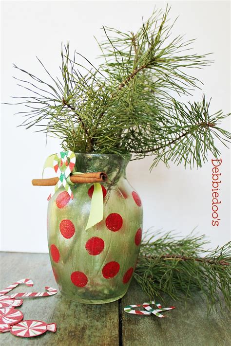 Christmas decorating ideas with glass vases. Christmas vase with Sparkle Mod Podge - Debbiedoos