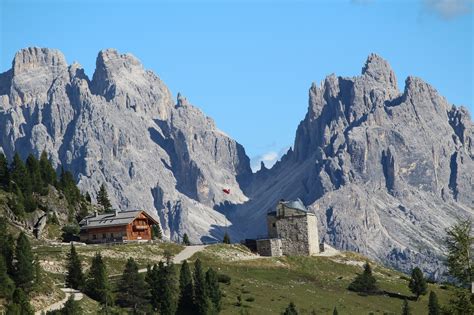 Divertiti e goditi al meglio le tue ferie tra escursioni, sciate, tanto sole, relax e una genuina cordialità. Dolomiti: Prato Piazza / Plätzwiese. Un paesaggio da sogno ...
