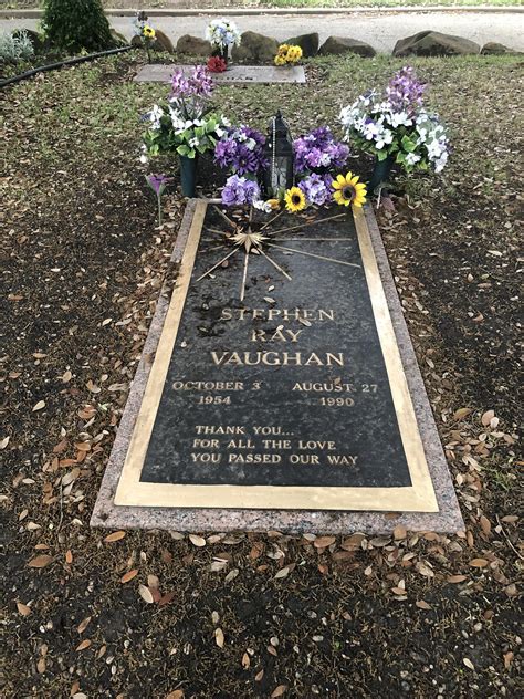 A legend's final resting place in Dallas. : r/CemeteryPorn