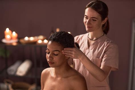 Premium Photo Woman Getting Temples Massage