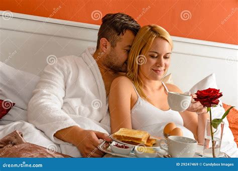 Nestelende Het Bed Van De Paar Romantische Ochtend Het Drinken Koffie