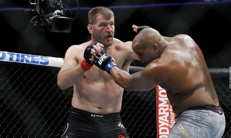 Stipe holds the record for most heavyweight title defenses (3). Daniel_Cormier_vs_Stipe_Miocic-atcumma | Arts Martiaux Mixtes