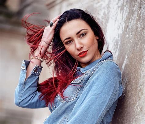 Heureuse et folle amoureuse, delphine wespiser s'était confiée il y a plusieurs mois à nos confrères de gala. Delphine Wespiser pose topless sur Instagram