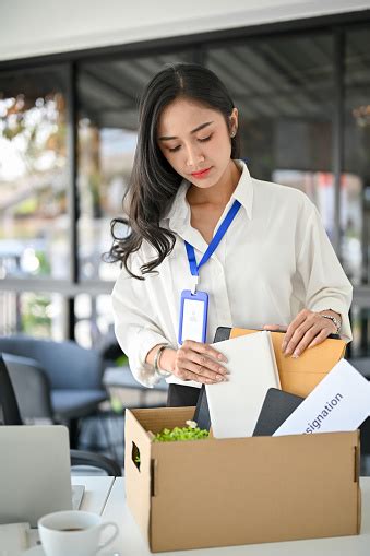 Verärgerte Asiatische Büroangestellte Packt Ihre Sachen In Einen Karton