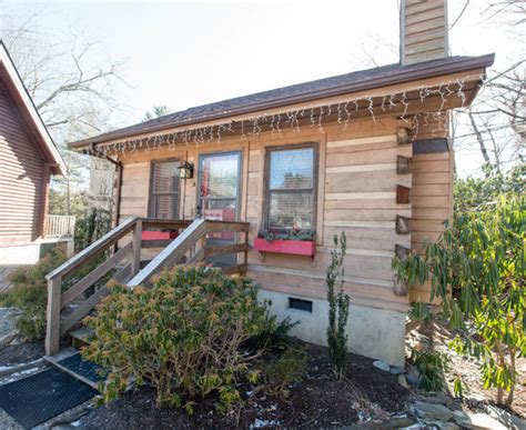 Located in the heart of blowing rock on main street, mountainaire inn and log cabins are a mere walk away from everything in downtown blowing rock and a short drive to the blue ridge parkway, boone, grandfather mountain, and everything the high country has to offer. MOUNTAINAIRE INN AND LOG CABINS - Updated 2018 Prices ...