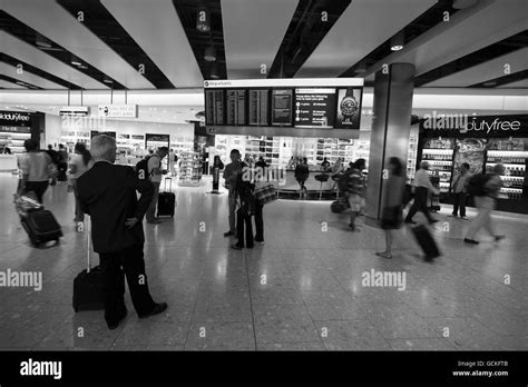 Heathrow Airport Terminal 5 Banque Dimages Noir Et Blanc Alamy