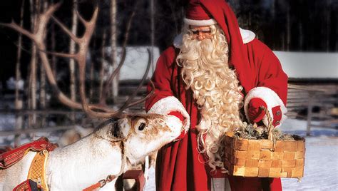 Papá noel es la navidad y sus regalos hacen felices a. Cuando la Navidad llega a Laponia (la tierra de Santa ...
