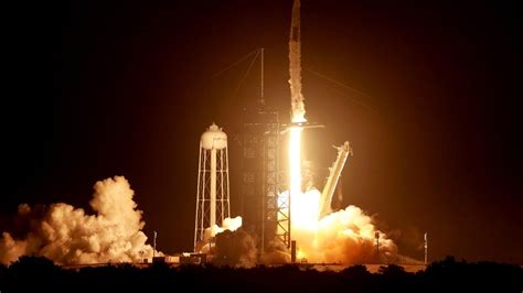 Cohete Fuera De Control Parte De Una Nave De Space X De Elon Musk Se