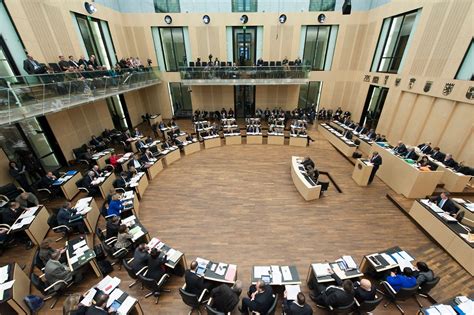 Seine primäre aufgabe ist die vertretung der interessen der länder im prozess der bundesgesetzgebung, weswegen er auch oft als länderkammer bezeichnet wird. Bundesrat bekommt ungewohnte Macht: Linke bietet ...