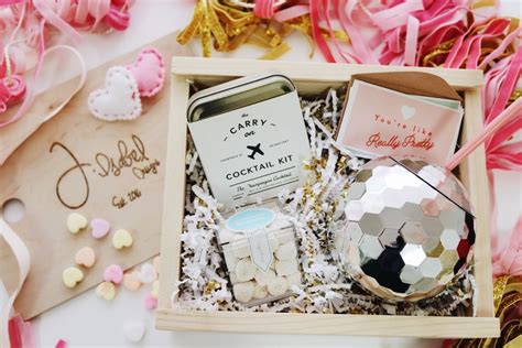 These are the best, unique, and thoughtful birthday gifts to celebrate the woman you love. #giftbox #customgift #customgiftbox #girlboss # ...