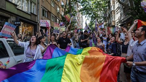 Istanbul Hunderte Demonstrieren Bei Pride Parade In Istanbul 48