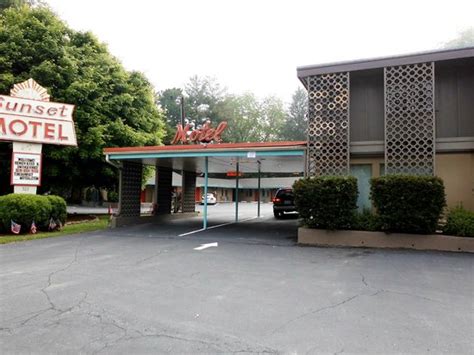 Entrance From Main Road Picture Of Sunset Motel Brevard Tripadvisor