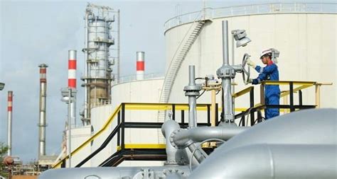 Area manager communication, relations, dan csr, kilang pertamina cilacap hatim ilwan mengungkapkan, kebakaran terjadi di salah satu area tangki penyimpanan yang lokasinya berada. Kerja Sama Pertamina - Saudi Aramco Bangun Kilang Cilacap ...