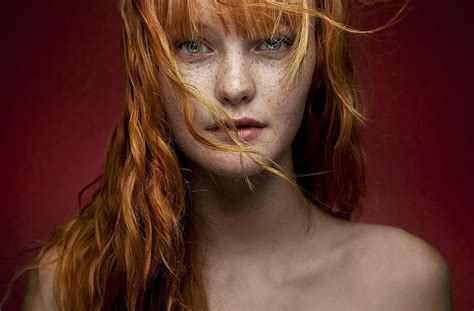 케이시 앤 힐 간단한 배경 주근깨 얼굴 녹색 눈 인물 여자 빨간 머리 모델 빨간색 배경 얼굴에 머리카락 곱슬