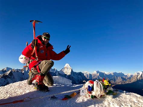 According to the sherpa, dr chin had two cylinders of oxygen with him, but eventually ran out of it. Malaysian Doctor Rescued From Mount Annapurna Dies