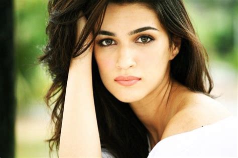 Bollywood Actress Kriti Sanon Latest Hd Images And Wallpaper