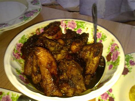 Ayam (gaul kunyit & garam) kentang digoreng bawang merah bawang putih dihiris halis dihiris. Kumbang Jingga: Ayam Masak Kicap Berlada