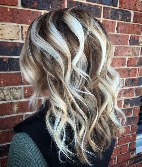 Icy Blonde Hair Balayage Painted Hair Platinum Highlights Couleur De Cheveux Ombre Couleur