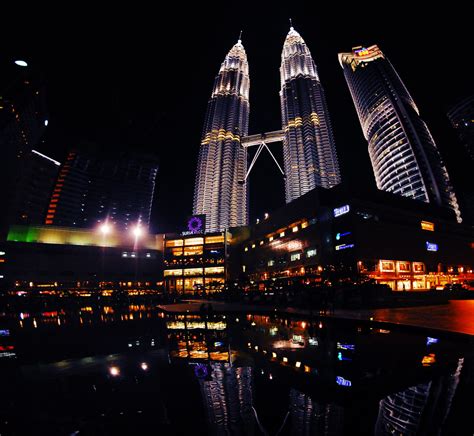 Mbak wiwiek, salah satu iparnya besan tiba2 wa ngajakin jalan bareng (beberapa kali saya ada jalan sama besan). cuti-cuti malaysia | kuala lumpur | klcc | ramadhan 1431 ...
