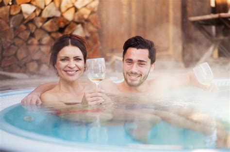 온수 욕조에서 로맨스 온수 욕조에 대한 스톡 사진 및 기타 이미지 온수 욕조 커플 지열 온천 Istock