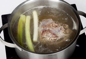 Gunakan parutan nanas, daun pepaya, cuka apel, jeruk nipis, atau pir. Begini Cara Memasak Daging Kambing Biar Jadi Empuk dan Tak Bau