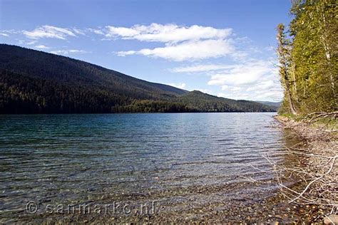 Vanaf De Oever Een Mooi Uitzicht Over Clearwater Lake In Wells Gray