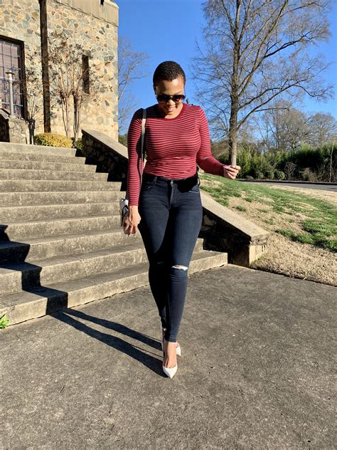 Ootd ngecamp yang pertama adalah perpaduan antara kaus, jeans dan juga sepatu kets. Simple, Chic Outfit | Clothing blogs, Stripe tee outfit, Chic outfits