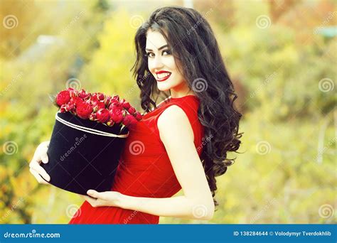 fille de sourire avec les roses rouges photo stock image du nature jeune 138284644