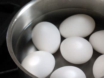 Will pasteurized egg whites whip? How to pasteurize eggs at home - Baking Bites