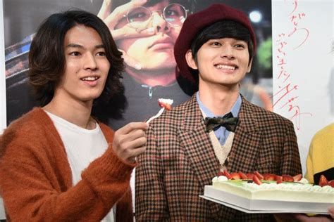 (literary) to demote (to a lower rank). イチゴを北村匠海（右）に食べさせようとする矢部昌暉（左）。 - 北村匠海、夢叶えた20歳記念個展は「私欲 ...