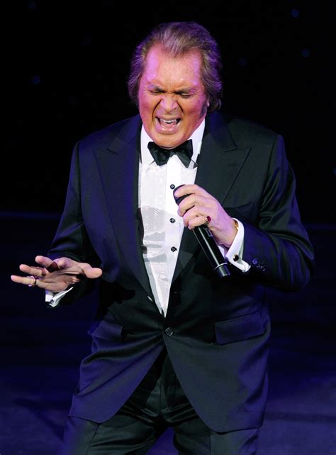 44 engelbert classics from his impressive run of hits in the '60s and '70s, featuring every top 40 us & uk hit, including 'release me', 'there goes my . Engelbert Humperdinck Photos Photos - Engelbert ...